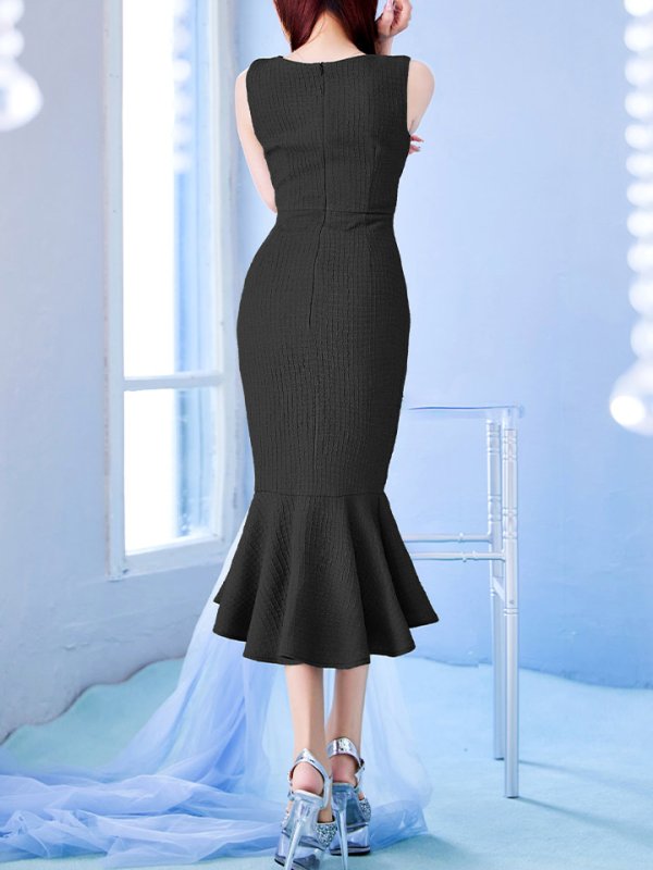 ブラック モデル：真優川咲　身長：158cm　着用サイズ：8号(Sサイズ)