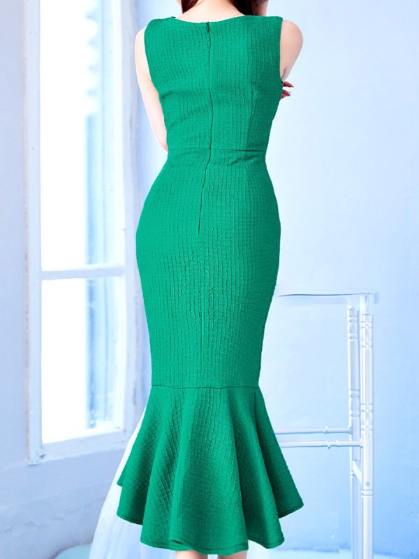 ジェードグリーン モデル：真優川咲　身長：158cm　着用サイズ：8号(Sサイズ)