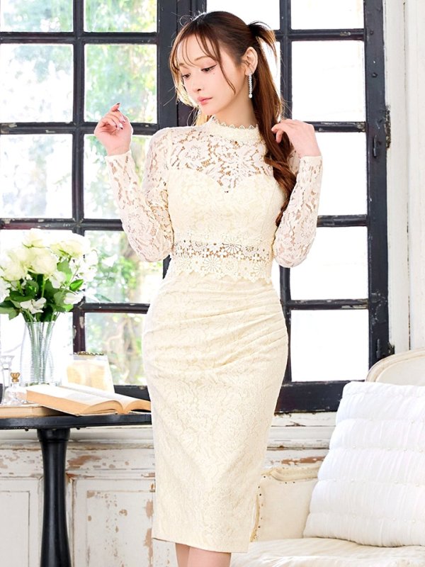 ライトベージュ モデル:真優川咲 身長:158cm:8号(Sサイズ)