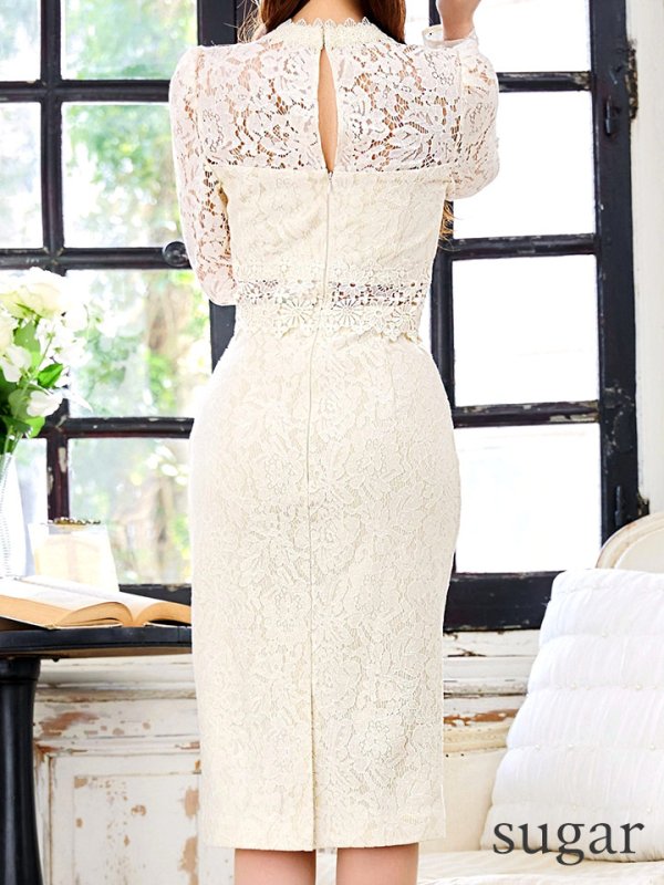 ライトベージュ モデル:真優川咲 身長:158cm:8号(Sサイズ)