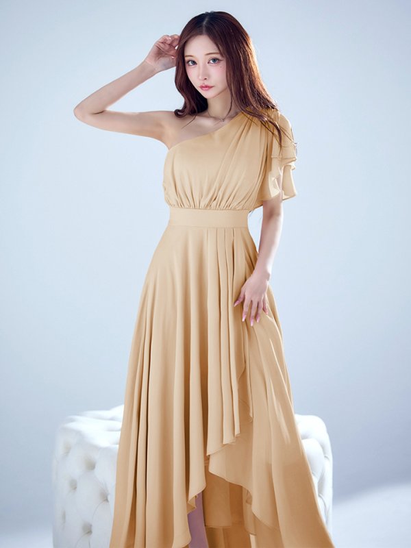 ベージュ モデル:真優川咲 身長:158cm 着用サイズ:8号(Sサイズ)