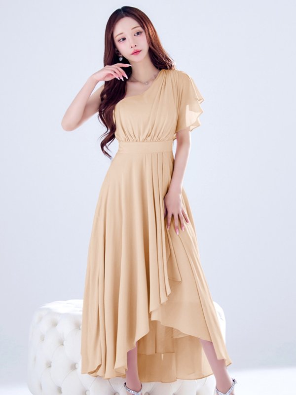 ベージュ モデル：真優川咲　身長：158cm　着用サイズ：8号(Sサイズ)