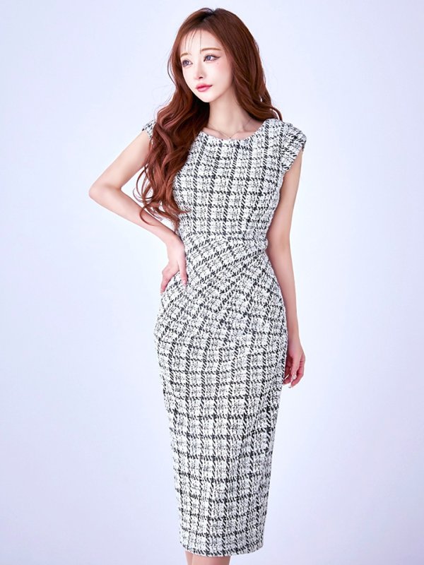 ブラックアイボリー モデル:真優川咲 身長:158cm 着用サイズ:8号(Sサイズ)