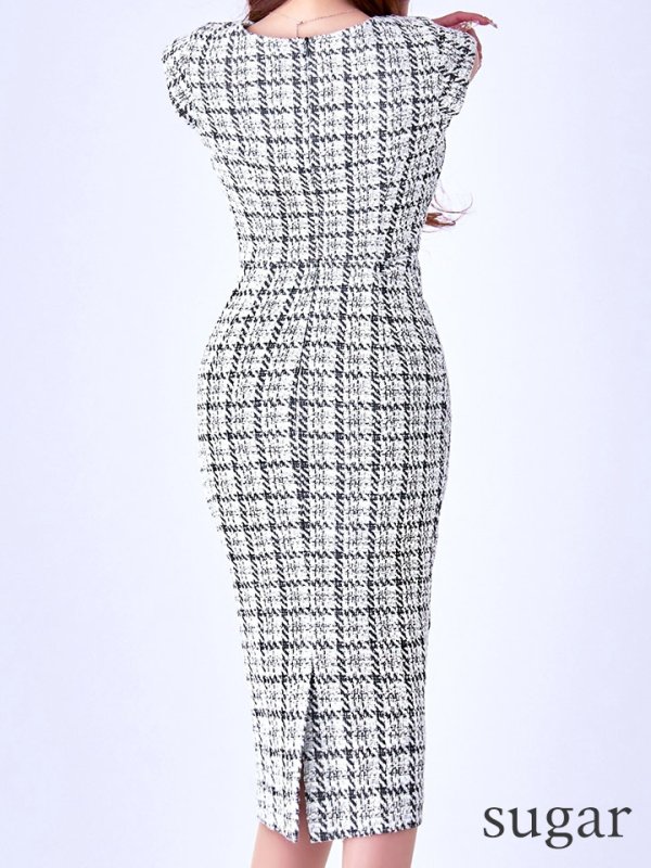 ブラックアイボリー モデル:真優川咲 身長:158cm 着用サイズ:8号(Sサイズ)