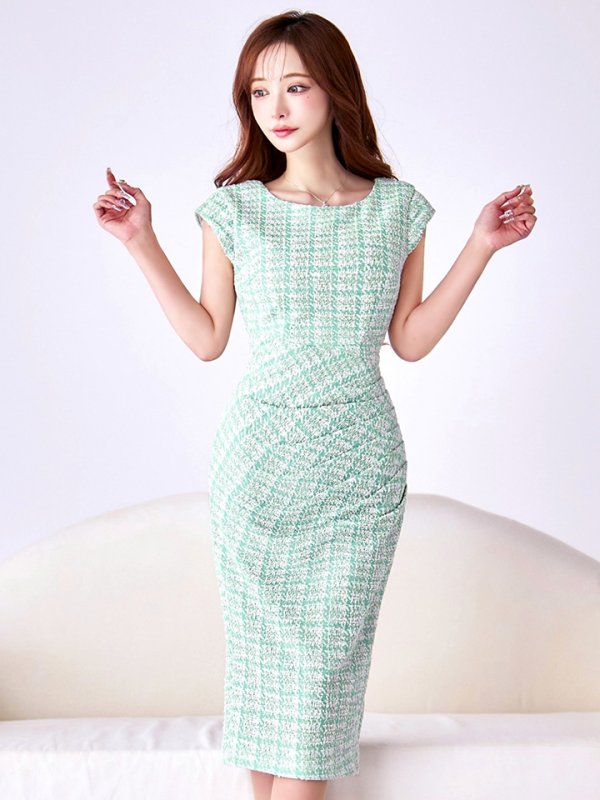 カスケードアイボリー モデル:真優川咲 身長:158cm 着用サイズ:8号(Sサイズ)