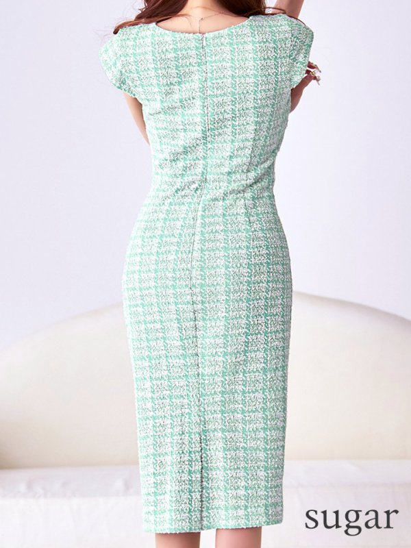 カスケードアイボリー モデル:真優川咲 身長:158cm 着用サイズ:8号(Sサイズ)