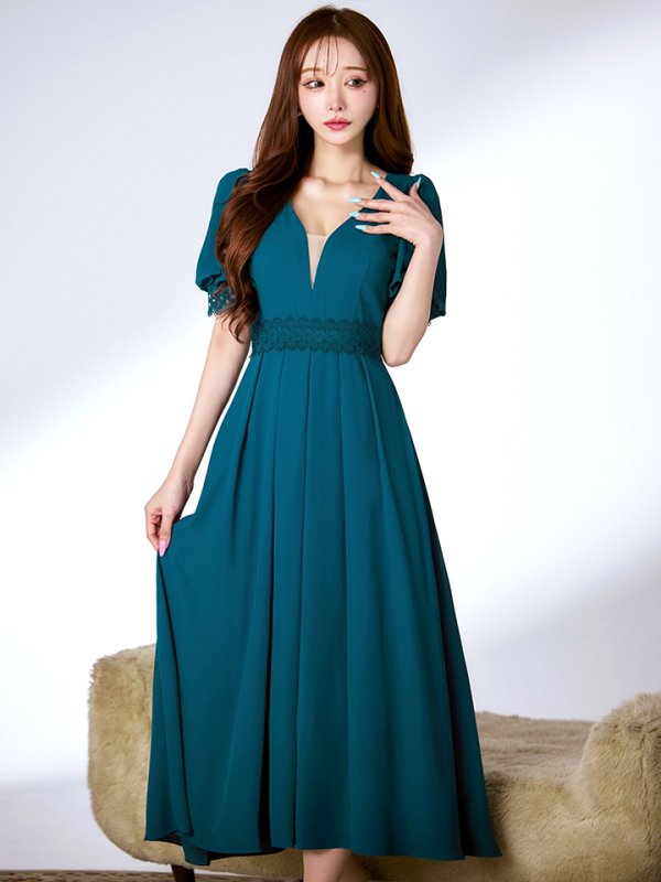 ティール　モデル：真優川咲　身長：158cm　着用サイズ：8号(Sサイズ)