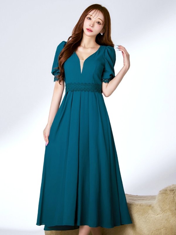 ティール　モデル：真優川咲　身長：158cm　着用サイズ：8号(Sサイズ)