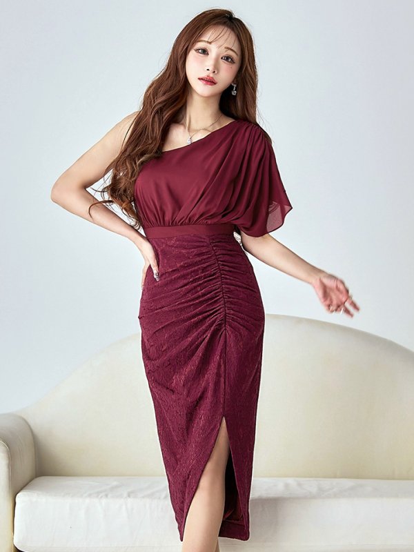 バーガンディー モデル:真優川咲 身長:158cm 着用サイズ:8号(Sサイズ)