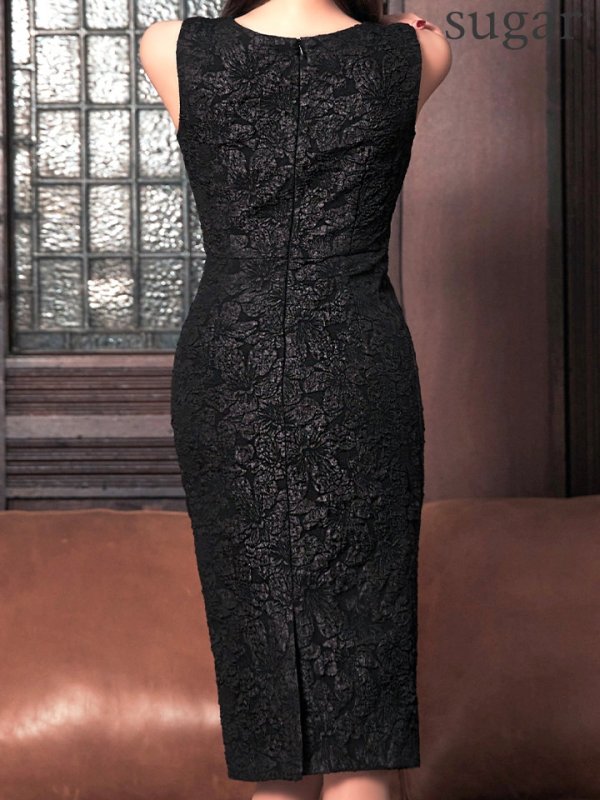 ブラック　モデル：真優川咲　身長：158cm　着用サイズ：8号(Sサイズ)