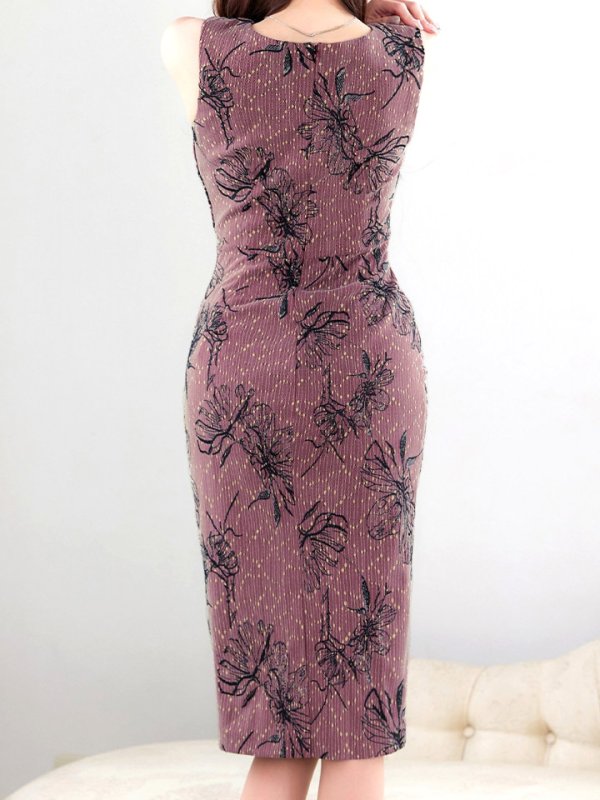 バーガンディ　モデル：真優川咲　身長：158cm　着用サイズ：8号(Sサイズ)