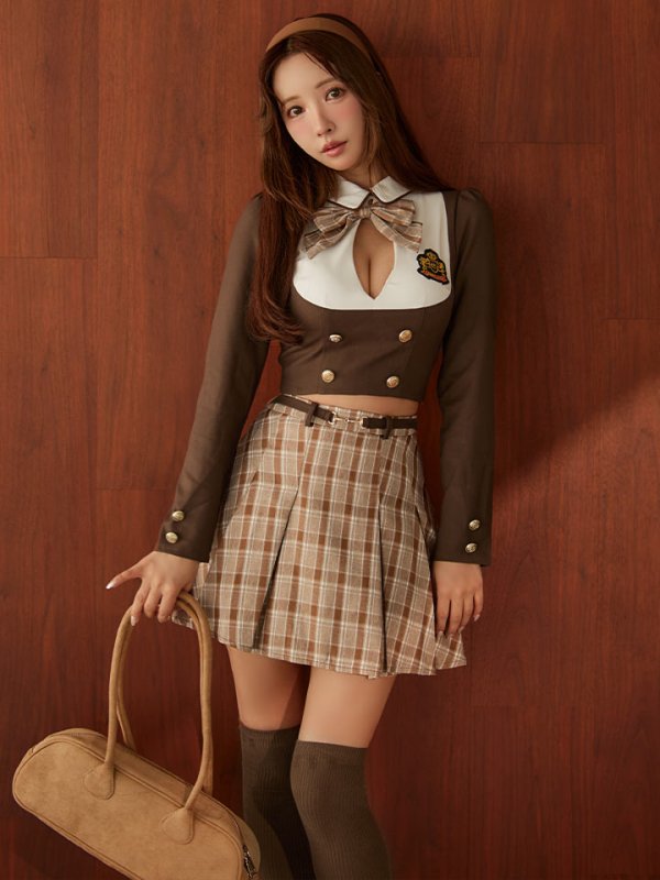 ブラウン　モデル:三上悠亜　身長:159cm　着用サイズ:Sサイズ