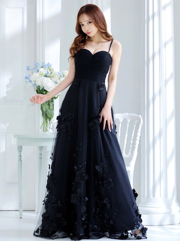 ブラック モデル:真優川咲 身長:158cm 着用サイズ:8号(Sサイズ)