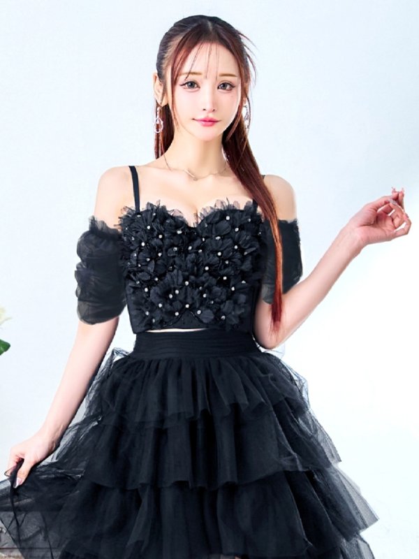 ブラック モデル:真優川咲 身長:158cm 着用サイズ:8号(Sサイズ)