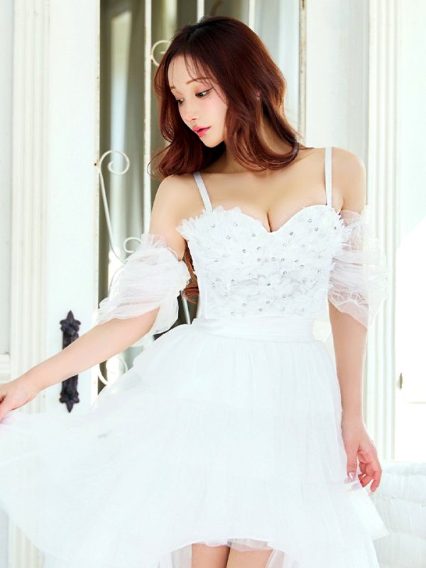 アイボリー モデル:真優川咲 身長:158cm 着用サイズ:8号(Sサイズ)