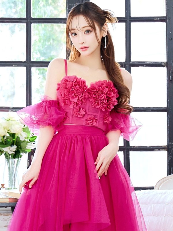 マゼンタ モデル:真優川咲 身長:158cm 着用サイズ:8号(Sサイズ)