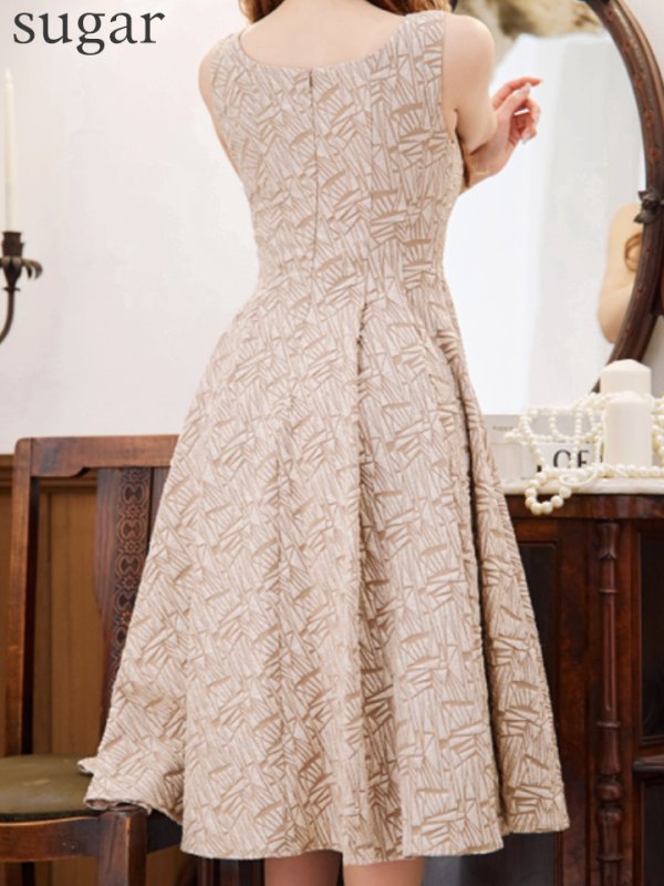 ベージュ  モデル：真優川咲　身長：158cm　着用サイズ：Sサイズ