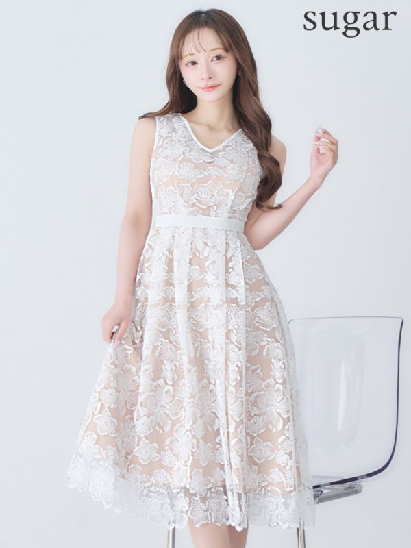 ホワイト　モデル：真優川咲　身長：158cm 着用サイズ：7号(Sサイズ)