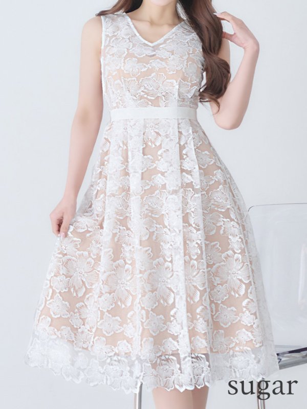 ホワイト　モデル：真優川咲　身長：158cm 着用サイズ：7号(Sサイズ)