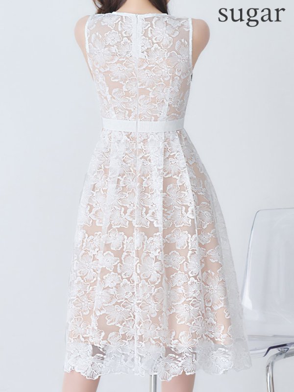 ホワイト　モデル：真優川咲　身長：158cm 着用サイズ：7号(Sサイズ)