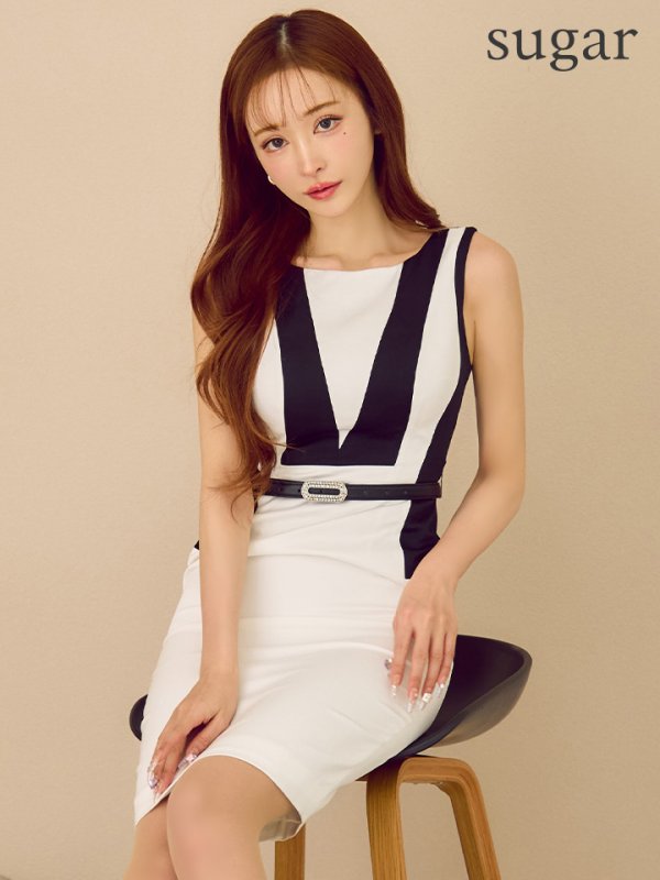 ホワイトxブラック  モデル：真優川咲　身長：158cm　着用サイズ：7号(Sサイズ)