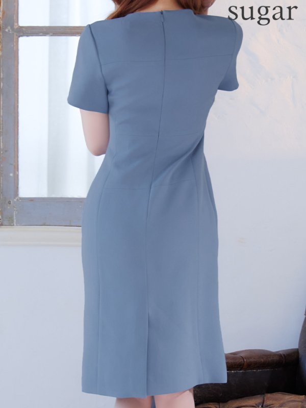 ブルー モデル:真優川咲 身長:158cm 着用サイズ:7号(Sサイズ)