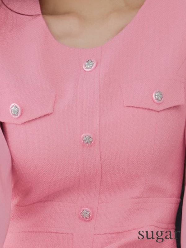 ピンク モデル:真優川咲 身長:158cm 着用サイズ:7号(Sサイズ)