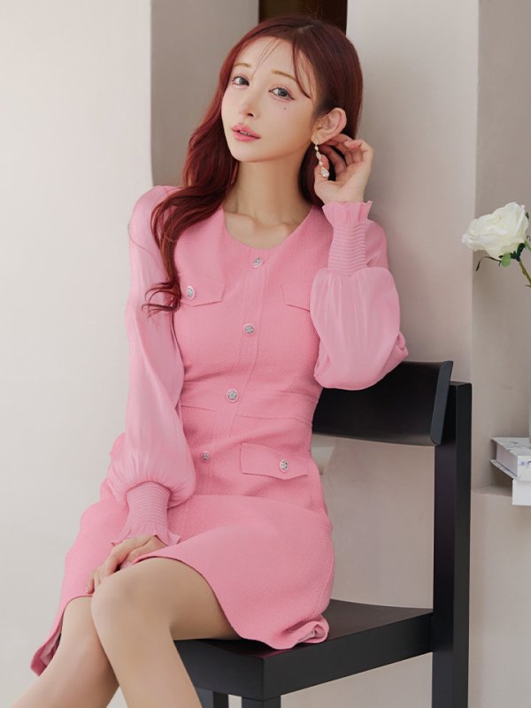 ピンク モデル:真優川咲 身長:158cm 着用サイズ:7号(Sサイズ)