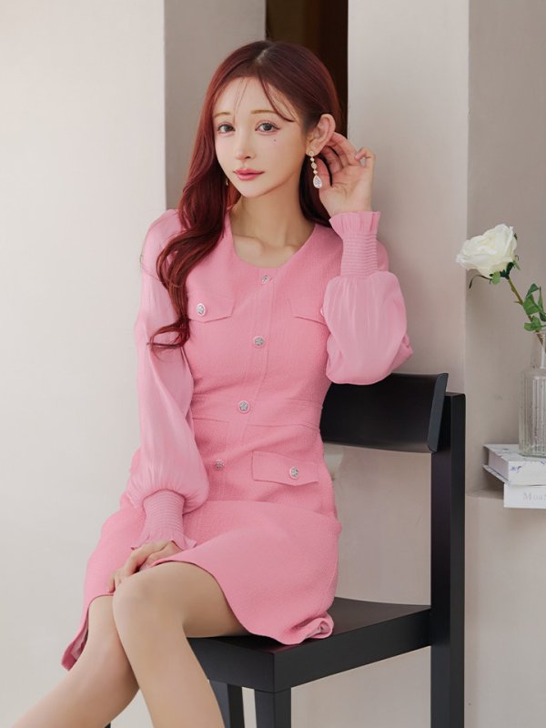 ピンク モデル:真優川咲 身長:158cm 着用サイズ:7号(Sサイズ)