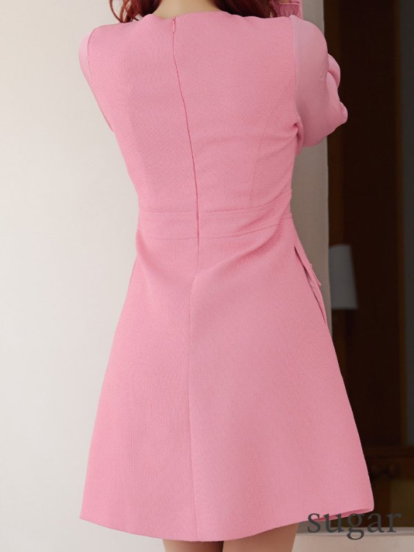 ピンク モデル:真優川咲 身長:158cm 着用サイズ:7号(Sサイズ)