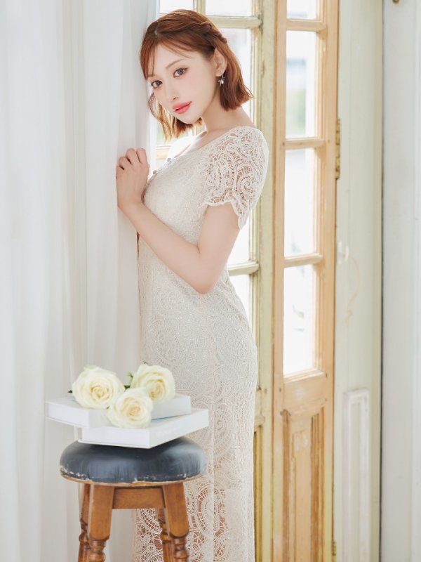 ホワイト モデル:明日花キララ 身長:162cm 着用サイズ:Sサイズ