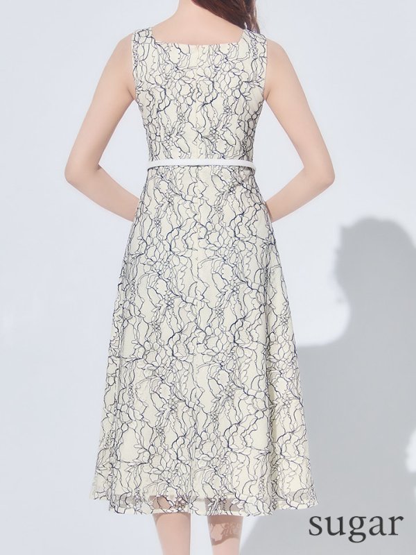 ホワイト×ブラック　モデル：明日花キララ　身長：162cm　着用サイズ：7号(Sサイズ)着用