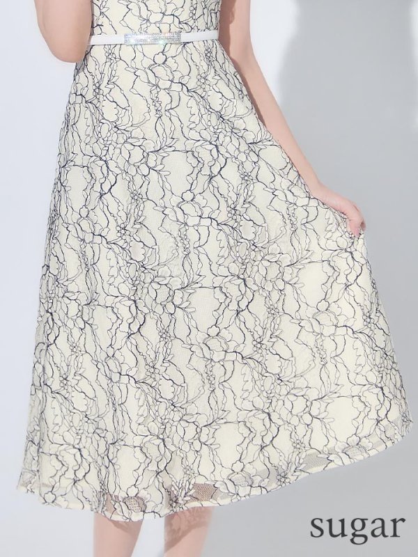 ホワイト×ブラック　モデル：明日花キララ　身長：162cm　着用サイズ：7号(Sサイズ)着用