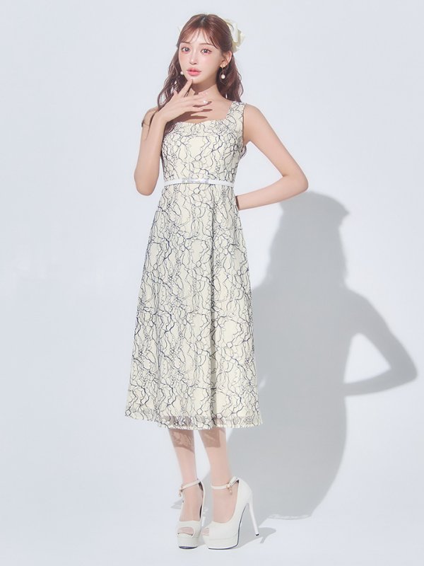 ホワイト×ブラック　モデル：明日花キララ　身長：162cm　着用サイズ：7号(Sサイズ)着用