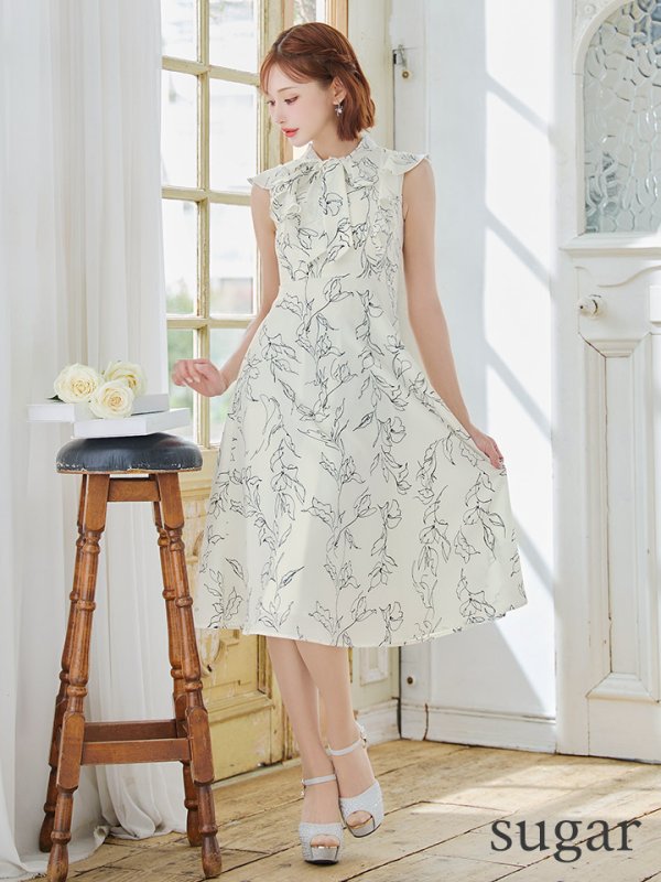 ホワイトxブラック モデル:明日花キララ 身長162cm 着用サイズ:7号(Sサイズ)着用