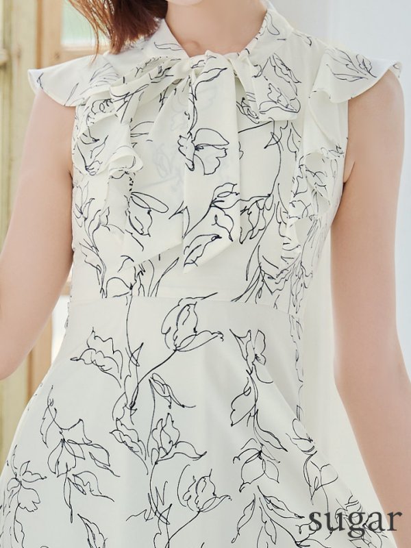 ホワイトxブラック モデル:明日花キララ 身長162cm 着用サイズ:7号(Sサイズ)着用