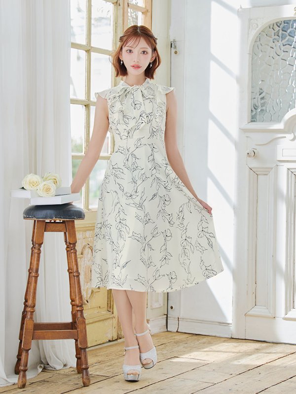 ホワイトxブラック モデル:明日花キララ 身長162cm 着用サイズ:7号(Sサイズ)着用