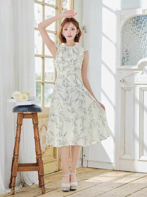 ホワイトxブラック モデル:明日花キララ 身長162cm 着用サイズ:7号(Sサイズ)着用