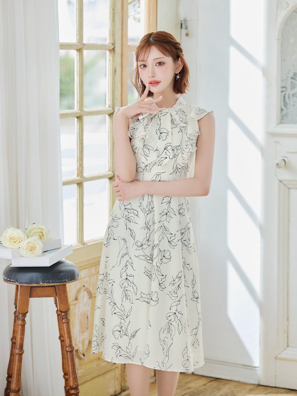 ホワイトxブラック モデル:明日花キララ 身長162cm 着用サイズ:7号(Sサイズ)着用