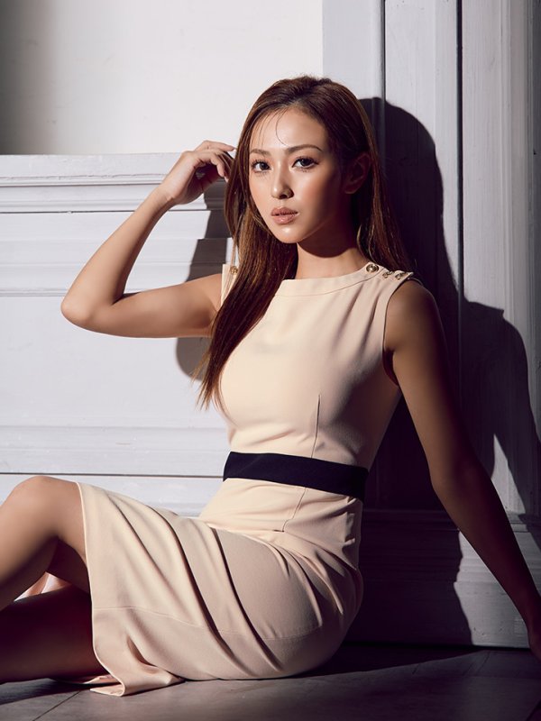 ベージュ モデル：カレン　身長：153cm 着用サイズ：7号(Sサイズ)