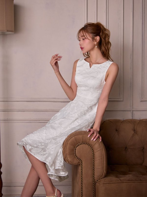 ホワイト　モデル：るりぴ　身長：165cm　着用サイズ：Sサイズ