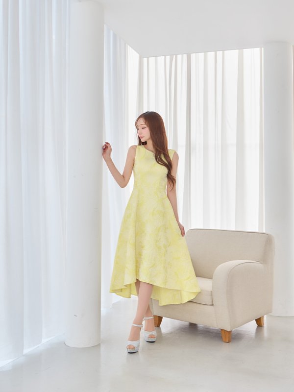 イエロー　モデル：真優川咲　身長：166cm　着用サイズ：7号(Sサイズ)着用