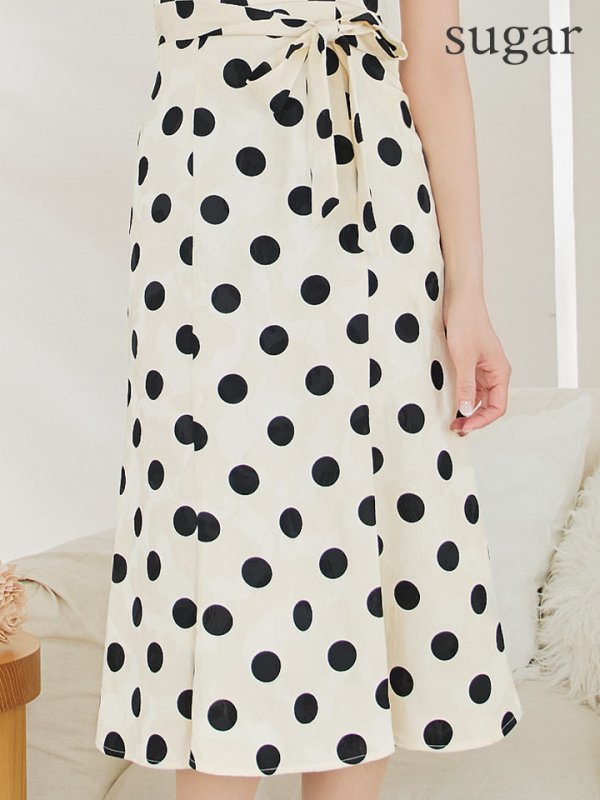 アイボリーxブラック モデル:明日花キララ 身長:162cm 着用サイズ:7号(Sサイズ)