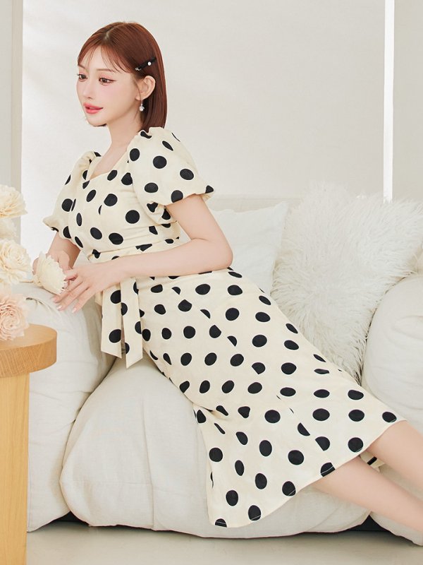 アイボリーxブラック モデル:明日花キララ 身長:162cm 着用サイズ:7号(Sサイズ)