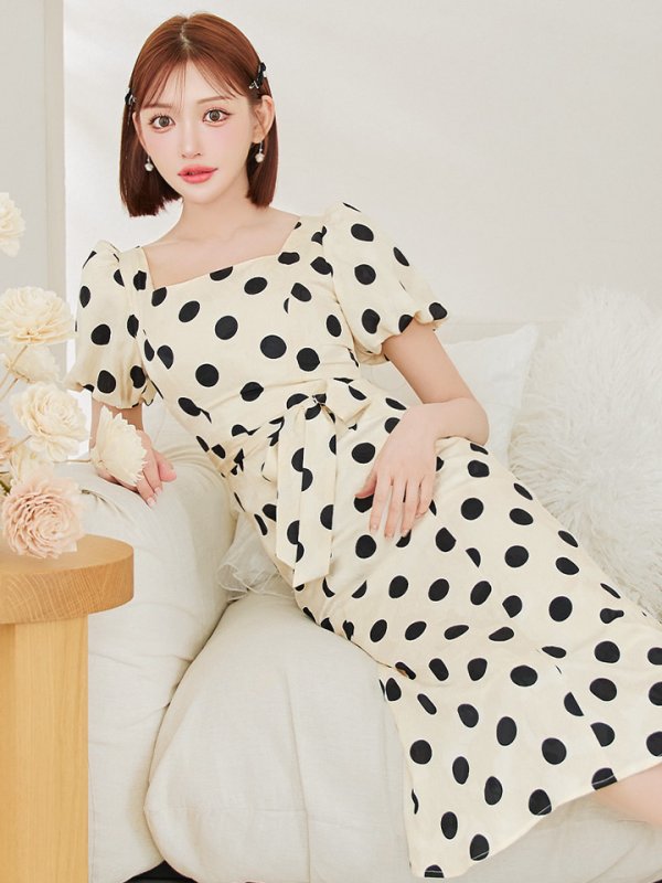 アイボリーxブラック モデル:明日花キララ 身長:162cm 着用サイズ:7号(Sサイズ)