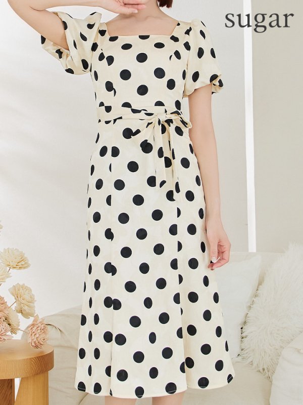 アイボリーxブラック モデル:明日花キララ 身長:162cm 着用サイズ:7号(Sサイズ)