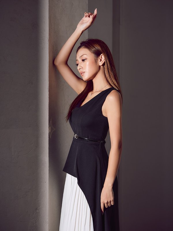 ブラックxホワイト モデル：カレン　身長：153cm 着用サイズ：7号(Sサイズ)