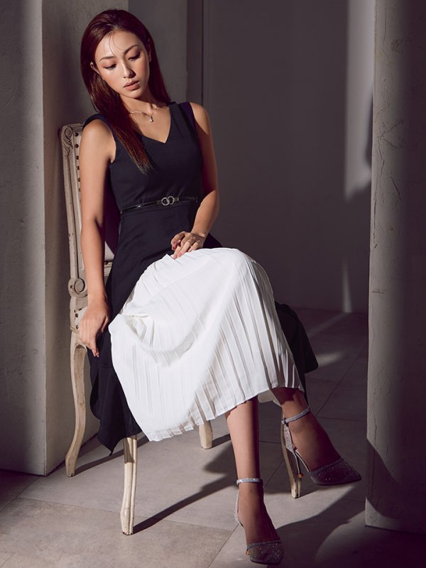 ブラックxホワイト モデル：カレン　身長：153cm 着用サイズ：7号(Sサイズ)