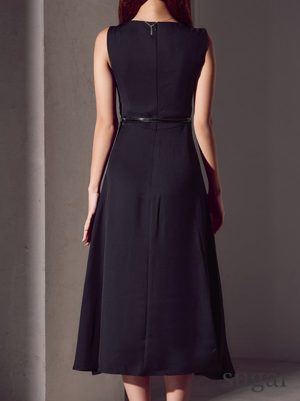 ブラックxホワイト モデル：カレン　身長：153cm 着用サイズ：7号(Sサイズ)