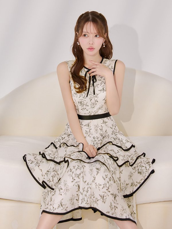 ブラックホワイト　モデル：ゆめ　身長：160cm　着用サイズ：7号(Sサイズ)